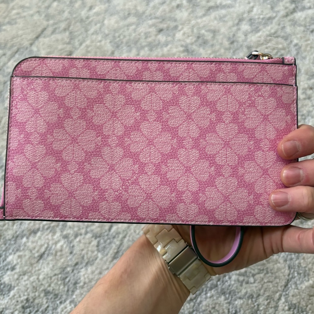 💕SPOTLIGHT💕NWOT Kate Spade Lucy Spade Flower Medium L-Zip Wristlet - Picture 3 of 5